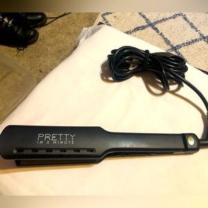 LIKE NEW “PRETTY IN A MINUTE” 1 1/2 in HAIR STRAIGHTENER -EUC